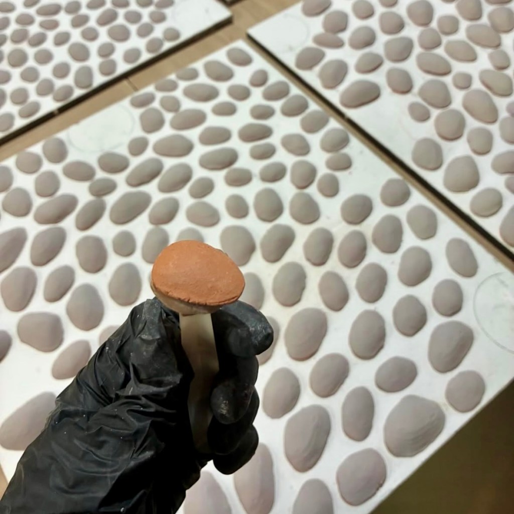 Raymond glazing ceramic mussels